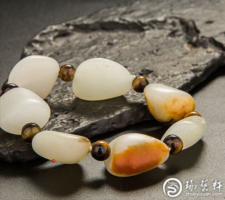 新疆和田玉黄皮白玉籽玉把件貔貅94克_琢艺轩和田玉