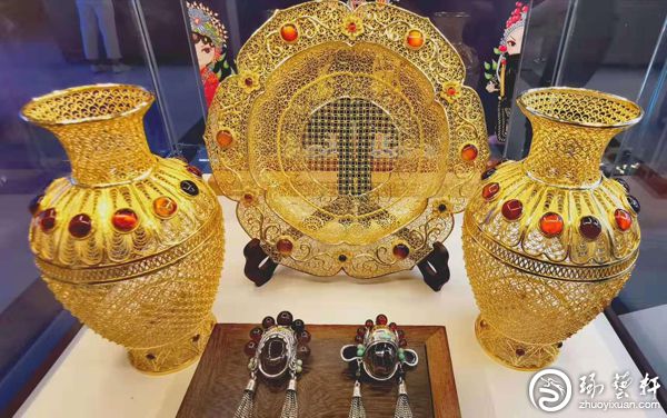中国玉石珠　砡 原一天然和田玉吊坠乌兰乌德苹果绿碧玉葫芦18K金钻石